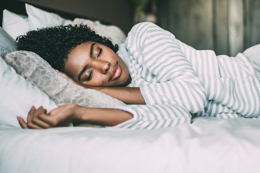 Femme qui dort paisiblement grâce à l'huile de CBD
