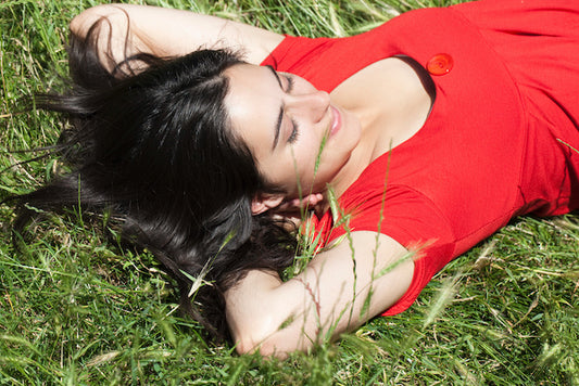 Jeune femme détendue grâce à la relaxation et à l'huile de CBD