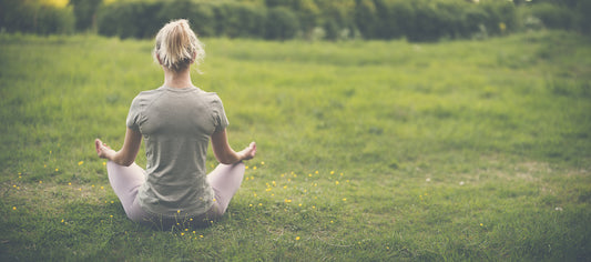Femme pratiquant la méditation