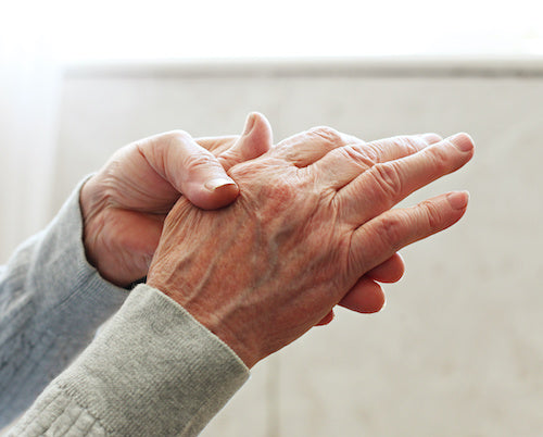 mains de personne âgée souffrant d'arthrose